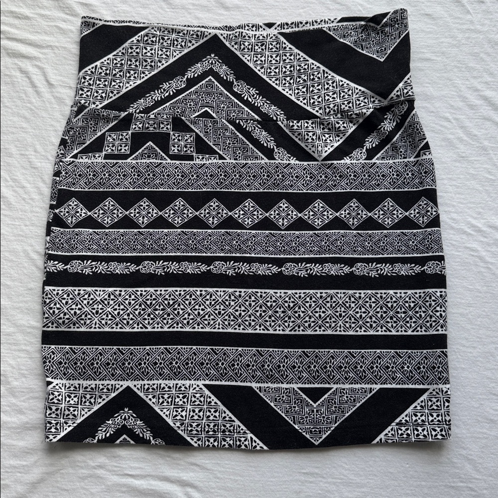 Charlotte Russe Black & White Geometric tribal Print Pull On Pencil Skirt Size L